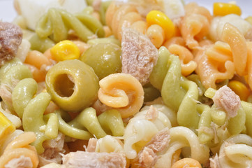 Detalle de ensalada de pasta.