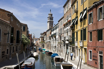 Obraz na płótnie Canvas Buildings on a canal in Venice