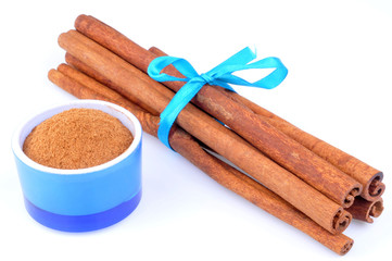 Cannelle en bâtons et en poudre