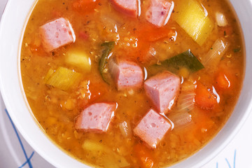 Eintopf mit Wurst und Gemüse in einer Schale