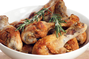 gegrillte Hühnerkeulen in einer weißen Schale