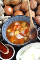 deftige Kartoffelsuppe mit Schweinefleisch