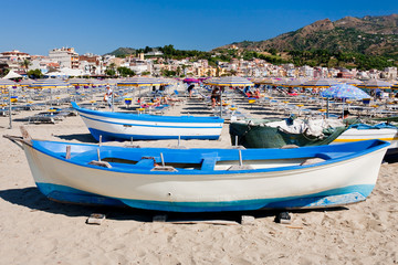 Fototapeta na wymiar łodzie na plaży w letnie dni, Sycylia