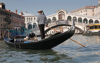 Foto auf Acrylglas Gondeln Gondoliere, Rialtobrücke, Canal Grande, Venedig, Italien