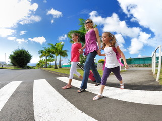 Maman et ses enfants sur un passage piétons.