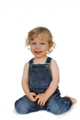 Kind im Jeansanzug auf wei&szlig;em Hintergrund