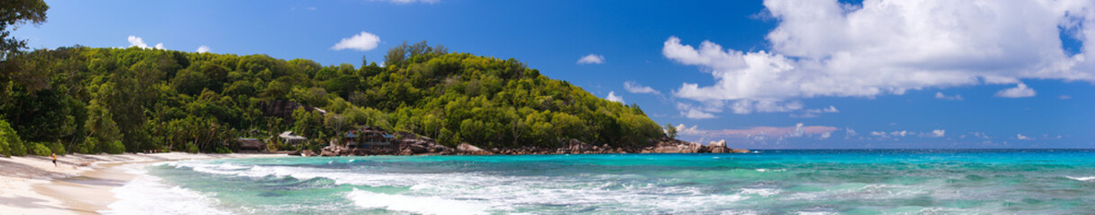 Fototapeta na wymiar Perfect beach in Seychelles