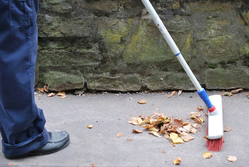 Laub fegen im Herbst