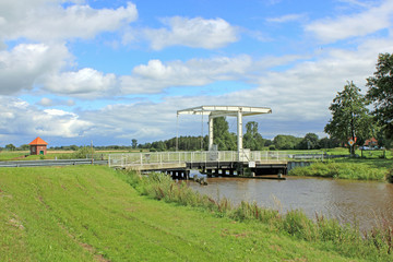 Obraz premium Klappbrücke Roggenberg am Dreyschloot (Ostfriesland)