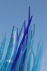 Assemblage d'&eacute;l&eacute;ments en verre bleut&eacute;s