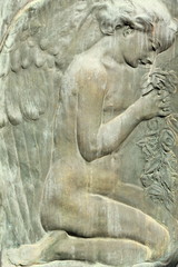 Fototapeta na wymiar ulga klęczącego anioła jako dekoracja na grób
