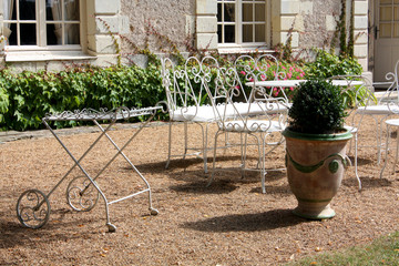 Terrasse et chaises de jardin