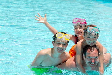 Obraz na płótnie Canvas Rodzina w basenie