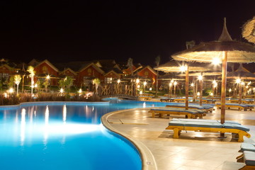 Fototapeta na wymiar Hotelowy basen nocą