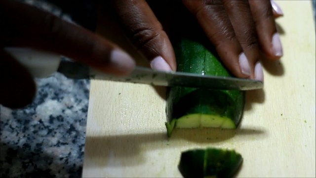 Preparation of the omelet with zucchini