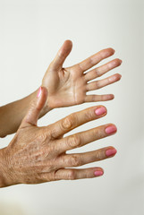 Hände einer Seniorin