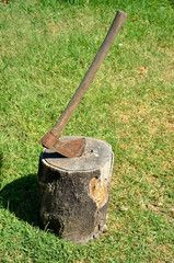 Hacha clavada en un tronco