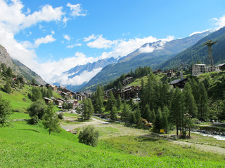 Fototapeta na wymiar Widok z doliny Zermatt
