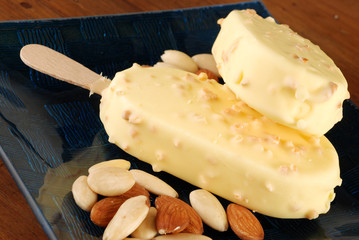 GELATI AL COCCOLATO E MANDORLA