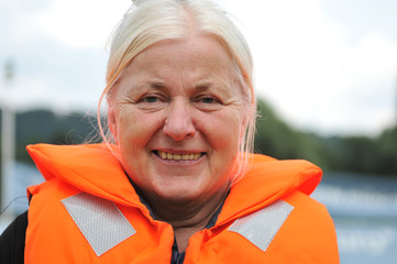 Seniorin mit Schwimmweste