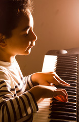 Un enfant qui joue de la musique