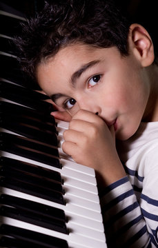 Enfant qui t&egrave;te son pouce sur le piano