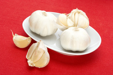 garlin in white bowl