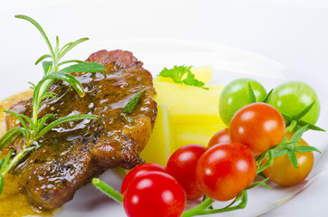 gegrilltes Nackenkotelett mit Kräuter