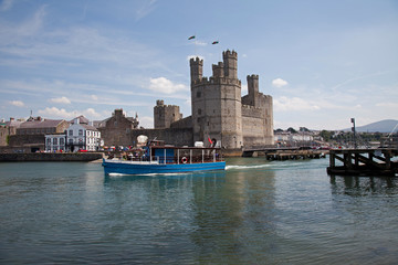 Naklejka premium Caernarfon Castle and town