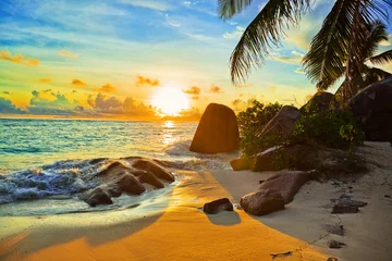 Foto auf Acrylglas Anse Source D'Agent, Insel La Digue, Seychellen Tropischer Strand bei Sonnenuntergang