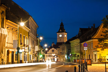 Fototapeta na wymiar Brasov Rady Square w półmroku - Siedmiogród, Rumunia