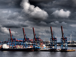 Hafenkräne in Hamburg bei Schmuddelwetter