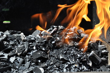 Holzkohle mit Flammen