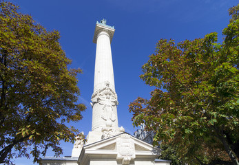 Obraz premium Paris, colonne saint Louis à Nation