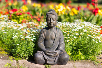 Buddha im Blumenfeld