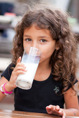Fillette et verre de lait