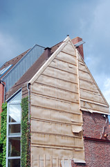 Provisorischer Witterungsschutz einer Hauswand