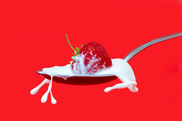 Strawberry splash in milk