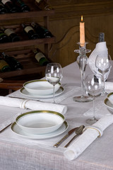 Porcelanowe nakrycie na stole z koronkowymi serwetkami w restauracji