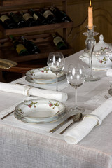 Porcelanowe nakrycie na koronkowym obrusie w restauracji