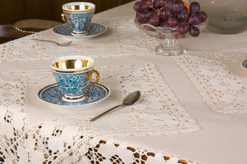 Porcelanowy zestaw do kawy na zastawionym stole w restauracji