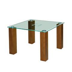 Nowoczesny stolik szklany na drewnianych nogach na białym tle