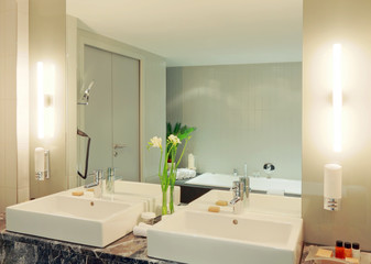 Badezimmer zwei Waschtische und Spiegelung