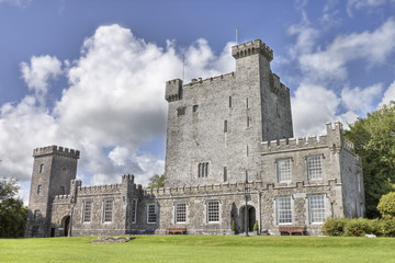 Fototapeta na wymiar Knappogue Castle in Co. Clare, Ireland.