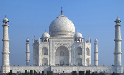 Naklejka premium The white marble Taj Mahal mausoleum.