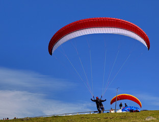 DECOLLAGE D'UN PARAPENTISTE