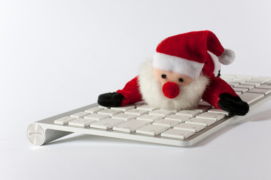 Weihnachtsmann liegt auf der Tastatur