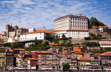 Fototapeta na wymiar Typowe budynki w Ribeira, Porto, Portugalia