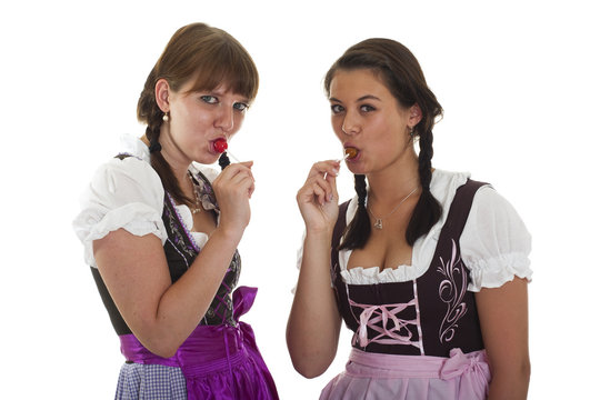frau im drindel lutscht einen lutscher,