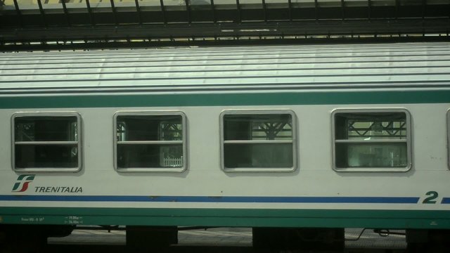 Treno si ferma alla stazione